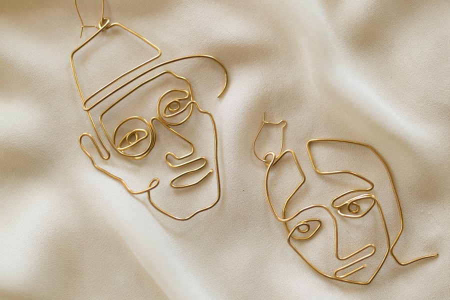 Voss earrings displayed on a white fabric background, created by fencesitter